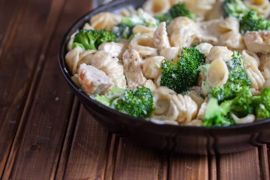 This garlic herb chicken con broccoli tastes just like the olive garden version and is easy to prepare at home