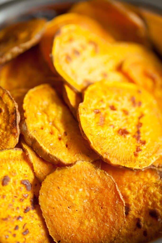 These curry roasted sweet potatoes are a fast, easy and delicious snack or side dish. They are ready in just twenty minutes, you have to try them!